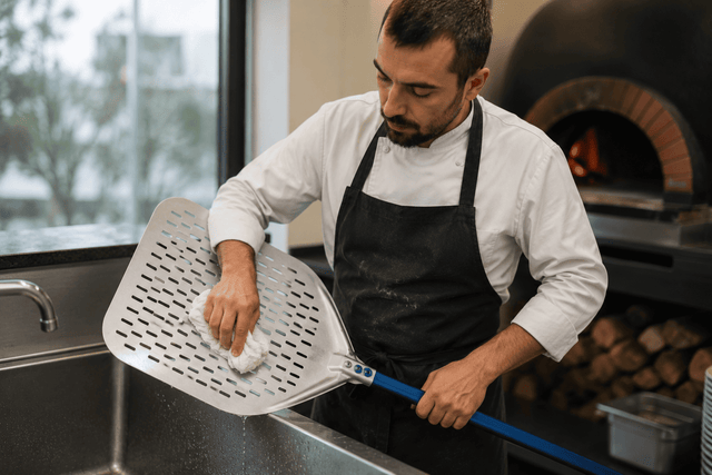 Nettoyage d'une Pelle à pizza en aluminium