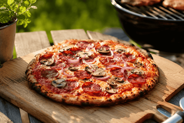 Pizza croustillante cuite au barbecue