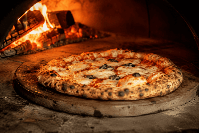 Pizza sur une pierre à pizza réfractaire