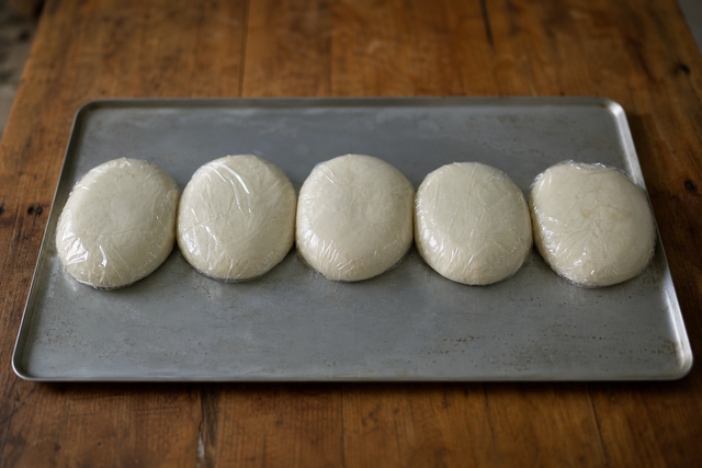 Pâtons de pâte à pizza prêts à congeler, emballés individuellement pour la conservation