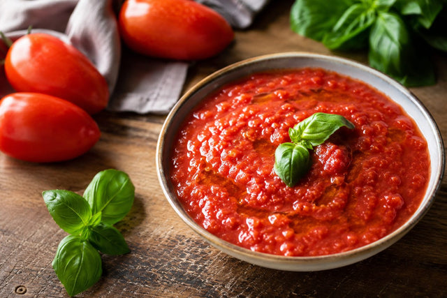 Bol de sauce tomate pour pizza napolitaine avec basilic frais