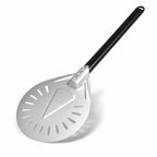 Pelle à pizza tournante perforée Ø 23 cm à manche noir, vue de trois-quarts