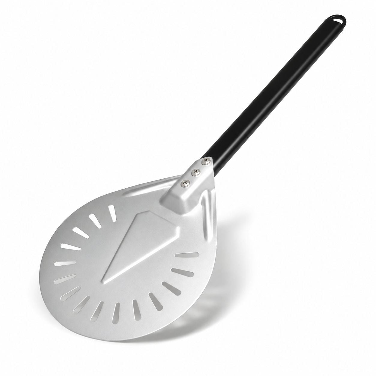 Pelle à pizza tournante perforée Ø 23 cm à manche noir, vue de trois-quarts