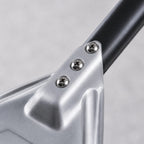Gros plan sur la finition et les vis de la pelle à pizza tournante en aluminium