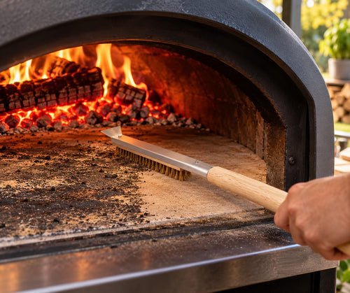 Nettoyage de la pierre du four à pizza à la brosse cuivre