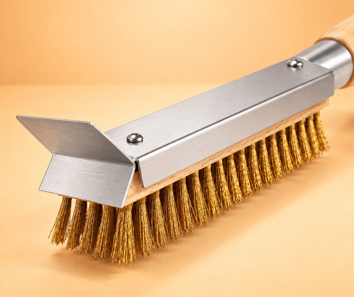 Tête en laiton et grattoir inox de la brosse pour four à pizza, vue rapprochée