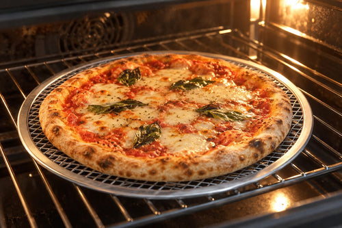 Pizza cuisant sur la grille aluminium au four