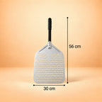 Dimensions de la pelle à pizza perforée grise : 30 cm de large et 56 cm de long