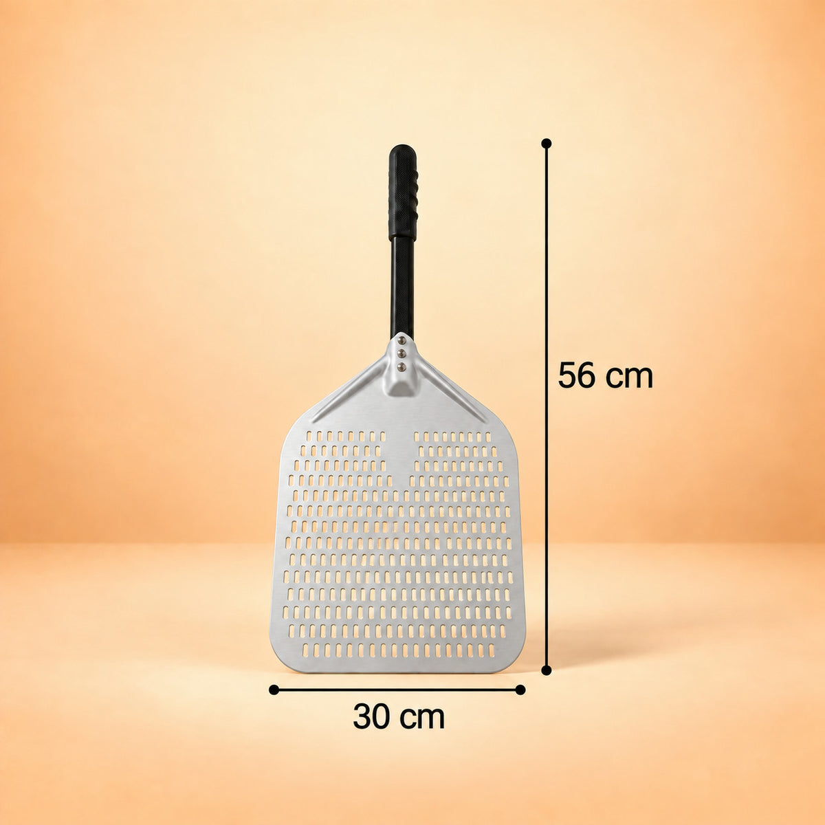 Dimensions de la pelle à pizza perforée grise : 30 cm de large et 56 cm de long