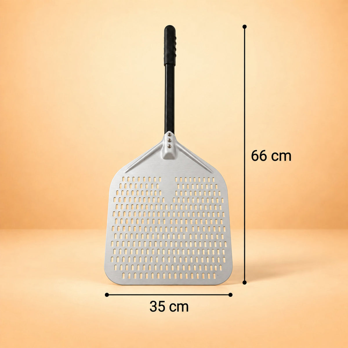 Dimensions de la pelle à pizza perforée grise : 35 cm de large et 66 cm de long