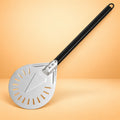 Petite pelle à pizza tournante Ø 23 cm, tête perforée en aluminium et manche noir, vue entière