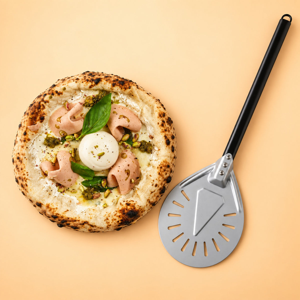 Pelle à pizza tournante Ø 23 cm posée à côté d'une pizza napolitaine, comparaison de taille