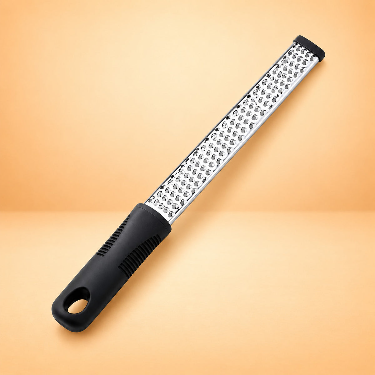 Râpe à parmesan à lame fine en inox, manche noir ergonomique, vue entière