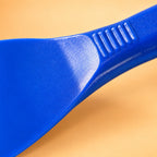 Manche strié antidérapant de la spatule à pizza souple, vue rapprochée