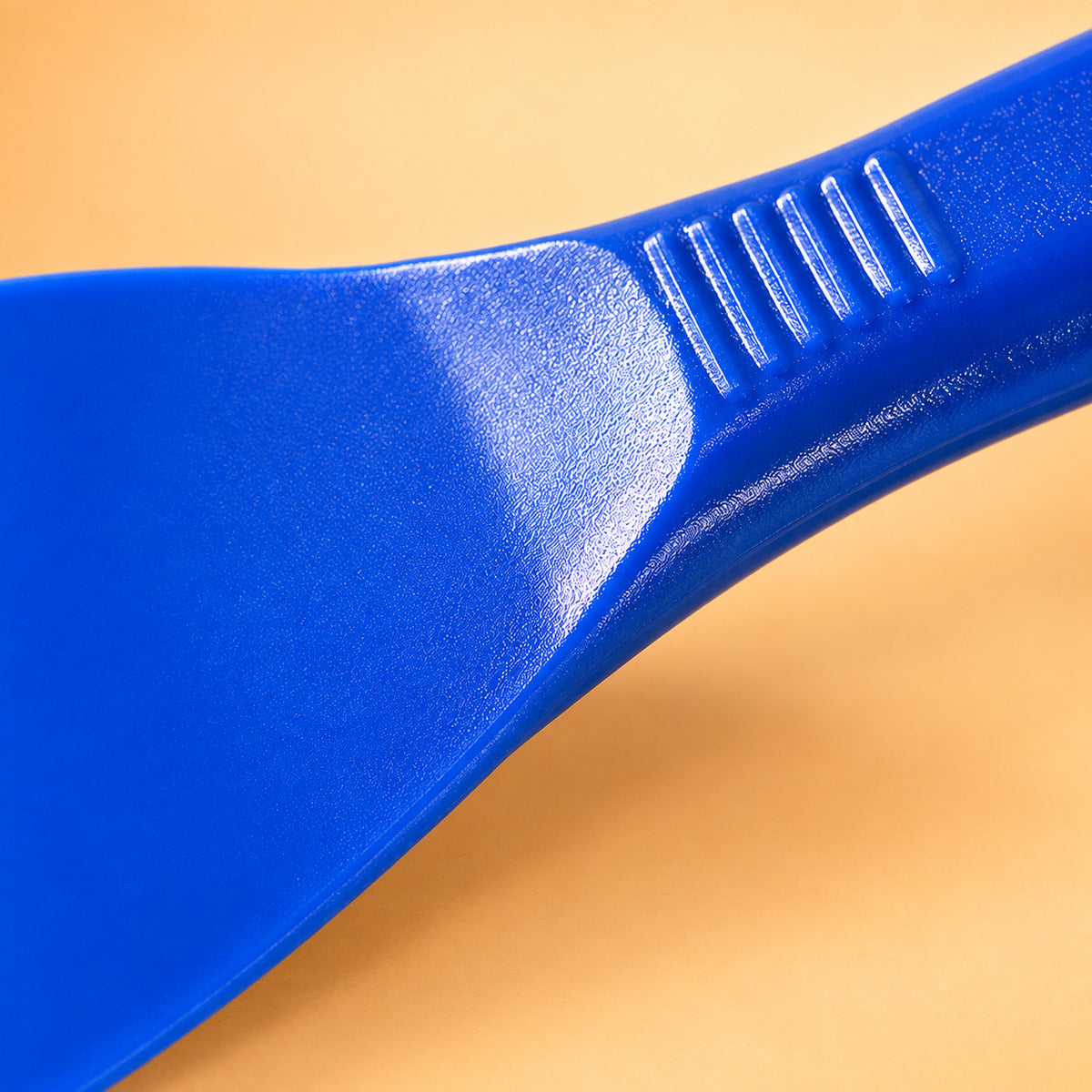 Manche strié antidérapant de la spatule à pizza souple, vue rapprochée